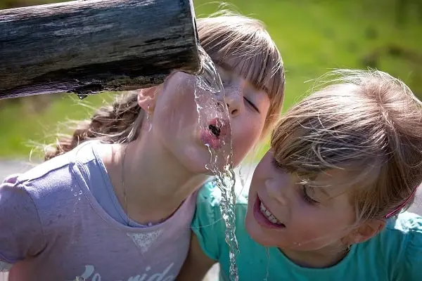 Fontana acqua con bambini che bevono